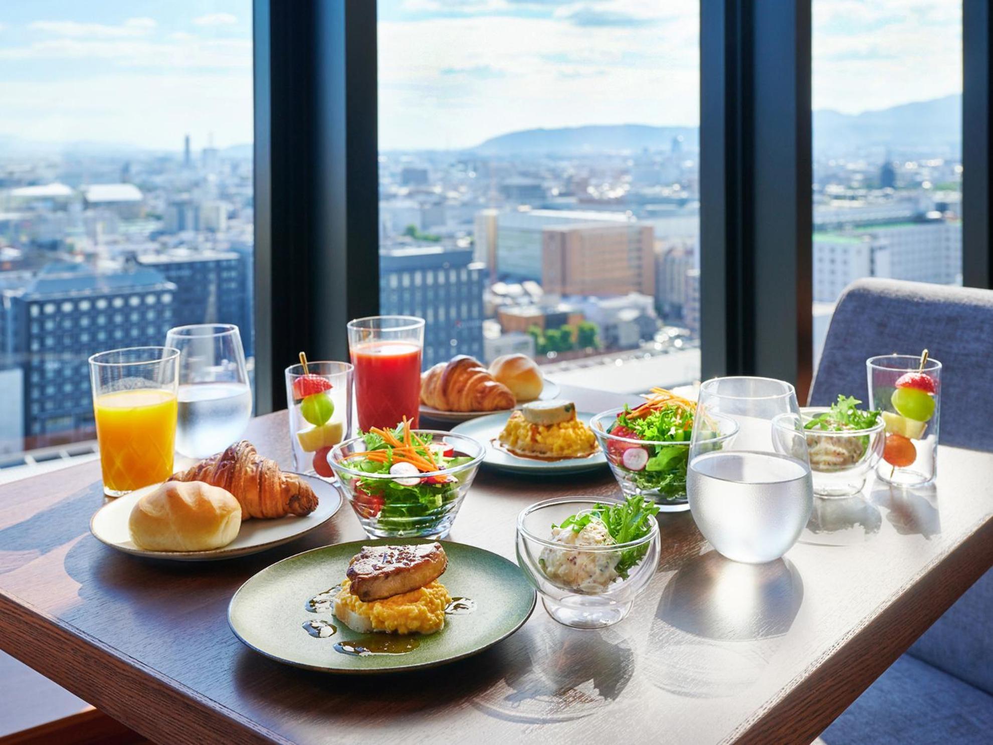Hotel Granvia Киото Екстериор снимка Breakfast at the hotel